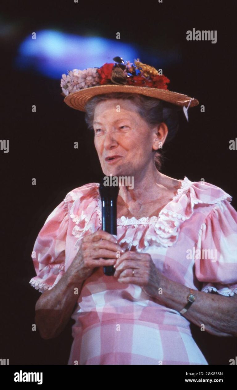 FamousPeopleFacts - Minnie Pearl