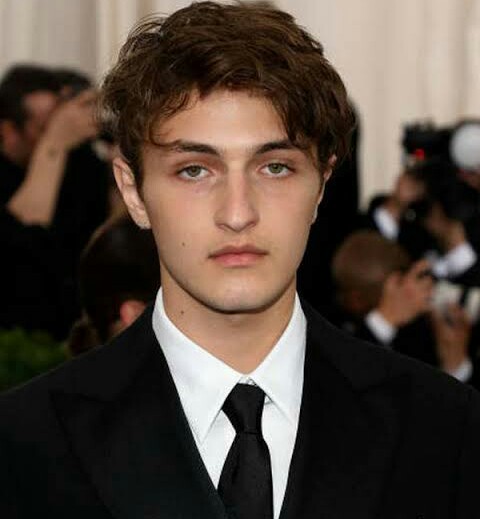 FamousPeopleFacts - Anwar Hadid