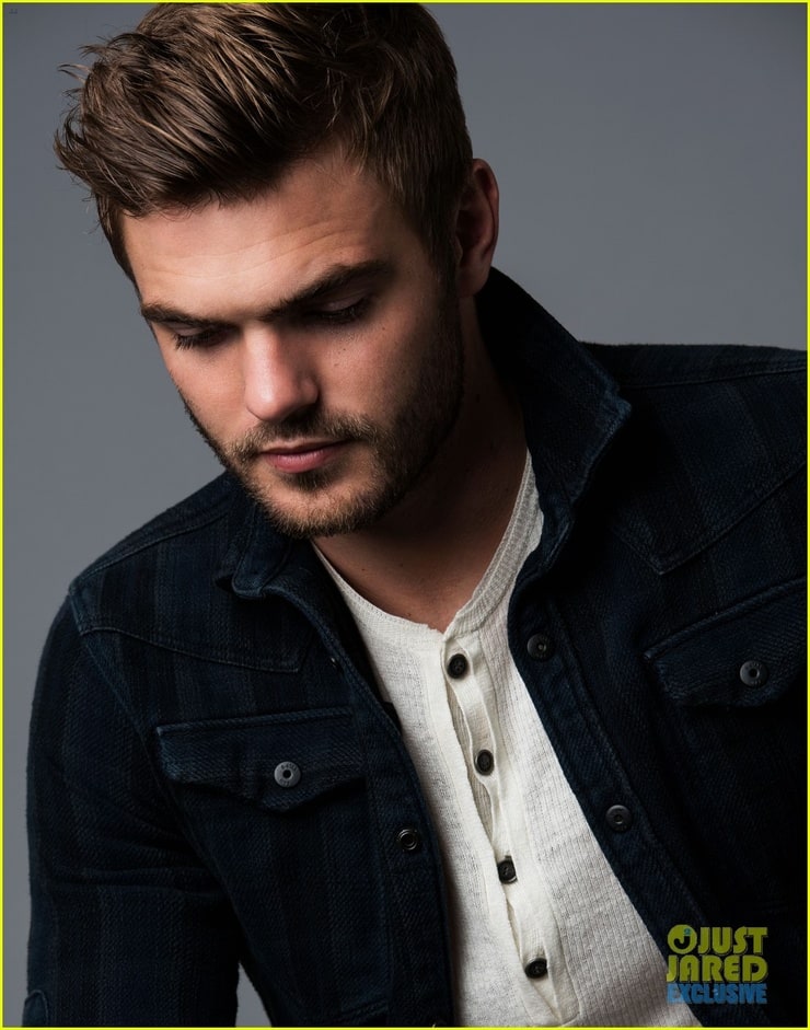 FamousPeopleFacts - Alex Roe