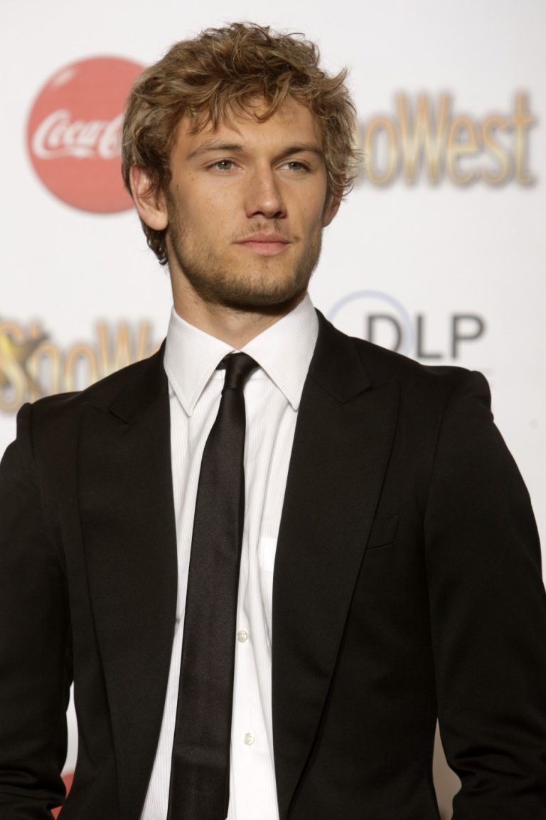 FamousPeopleFacts - Alex Pettyfer