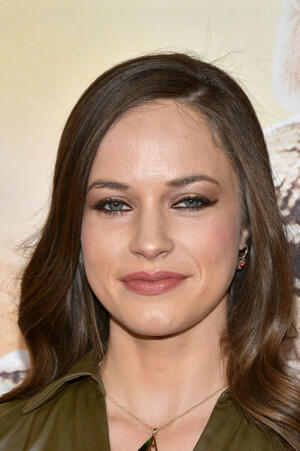 FamousPeopleFacts - Alexis Knapp