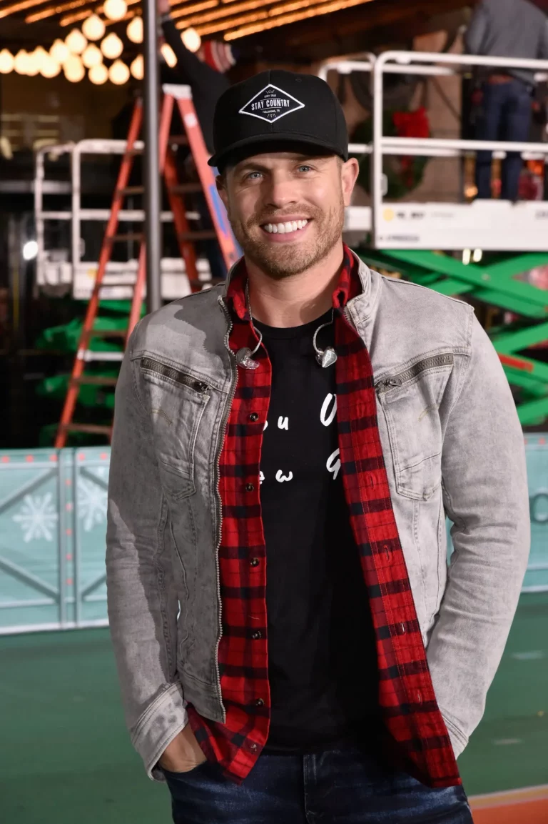 FamousPeopleFacts - Dustin Lynch