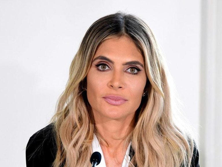 FamousPeopleFacts - Ayda Field