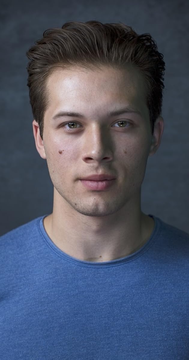 FamousPeopleFacts - Leo Howard