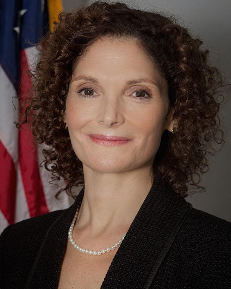 FamousPeopleFacts - Mary Elizabeth Mastrantonio