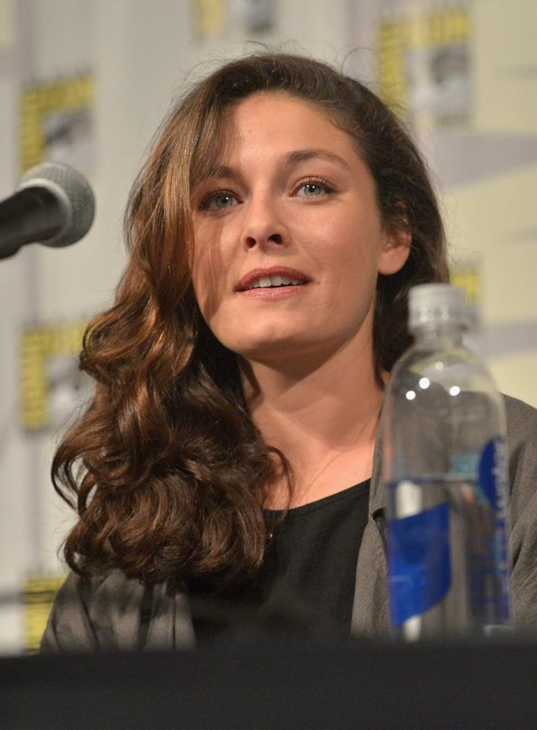 FamousPeopleFacts - Alexa Davalos