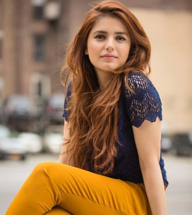 FamousPeopleFacts - Momina Mustehsan