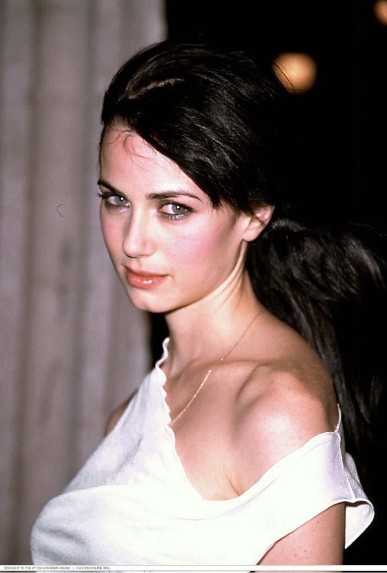 FamousPeopleFacts - Mia Kirshner