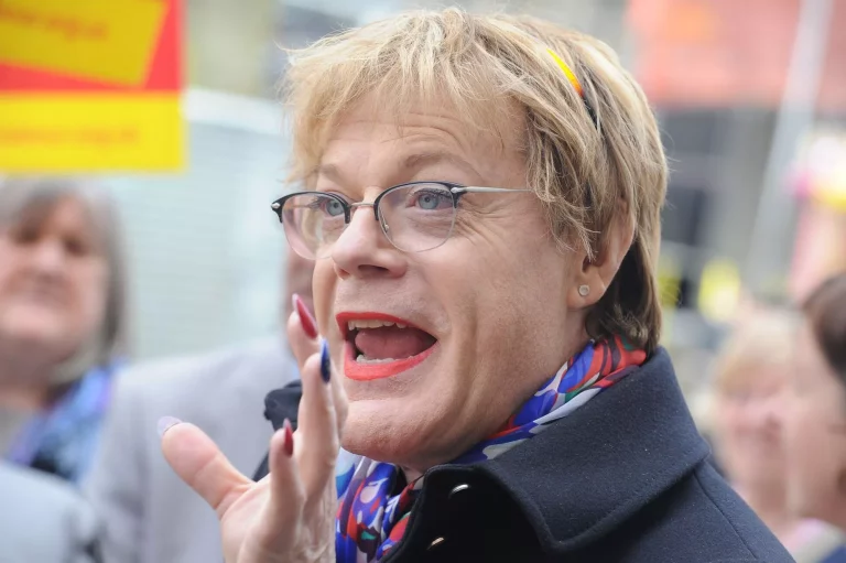 FamousPeopleFacts - Eddie Izzard