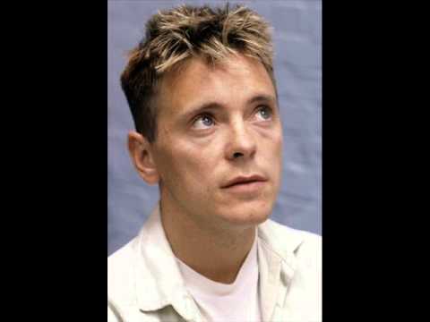 FamousPeopleFacts - Bernard Sumner