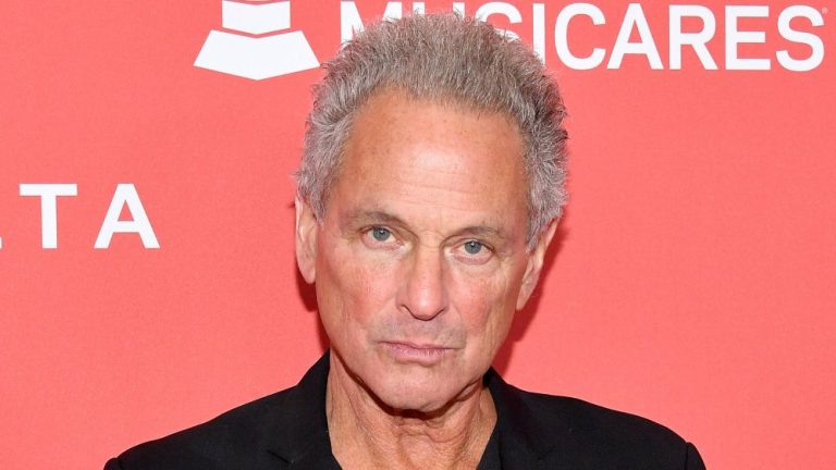 FamousPeopleFacts - Lindsey Buckingham