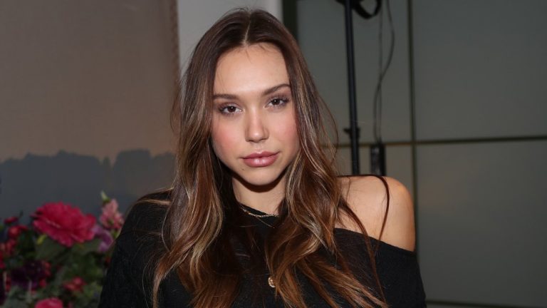 FamousPeopleFacts - Alexis Ren