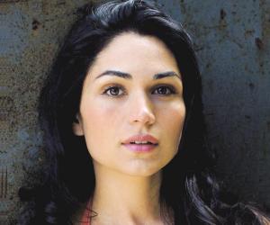 FamousPeopleFacts - Lela Loren