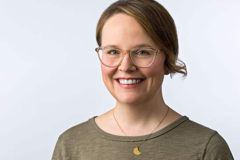 FamousPeopleFacts - Raina Telgemeier