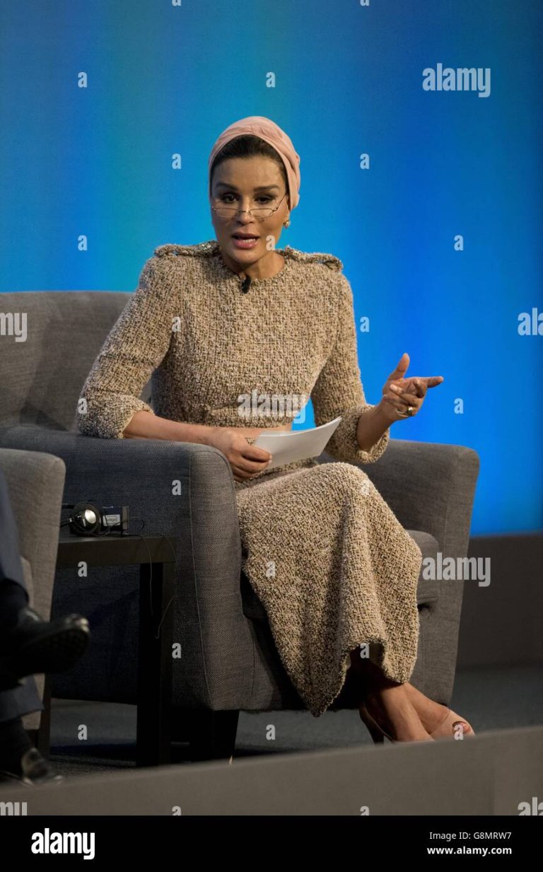 FamousPeopleFacts - Moza bint Nasser